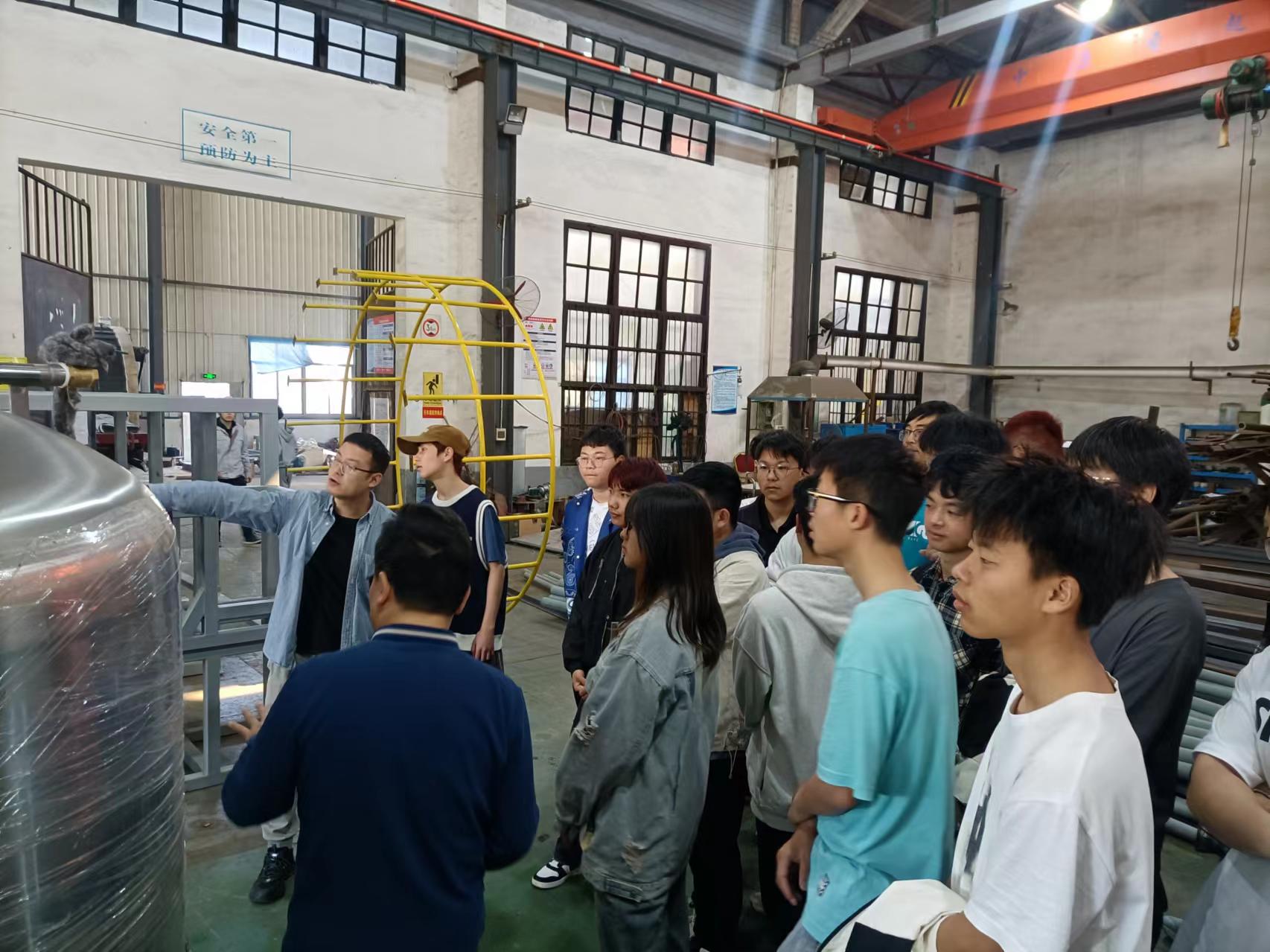 湖南工程学院近200名学生来新利认知实习